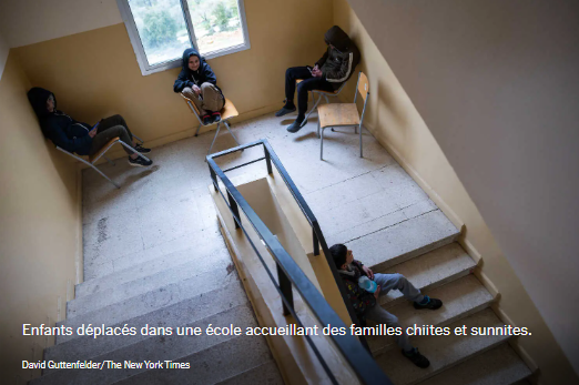 Enfant assis dans des escaliers